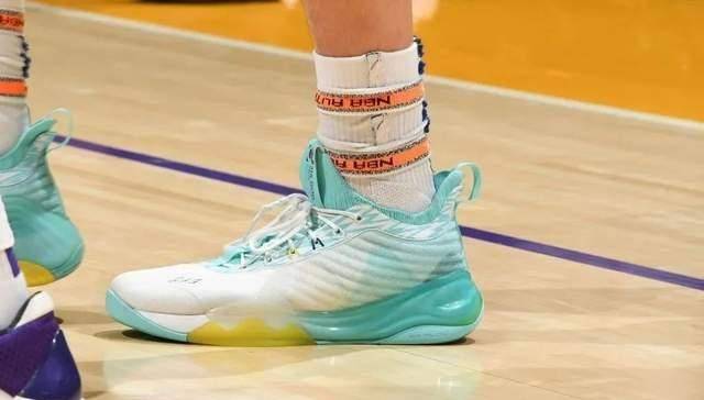 约基奇NBA球员上脚：戈登361度战靴很酷，约基奇把婚戒绑在鞋带上