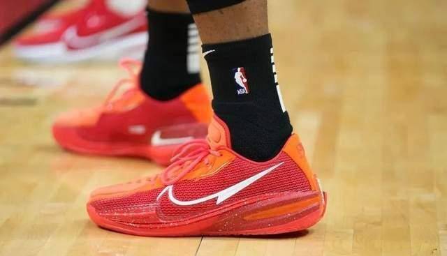 约基奇NBA球员上脚：戈登361度战靴很酷，约基奇把婚戒绑在鞋带上