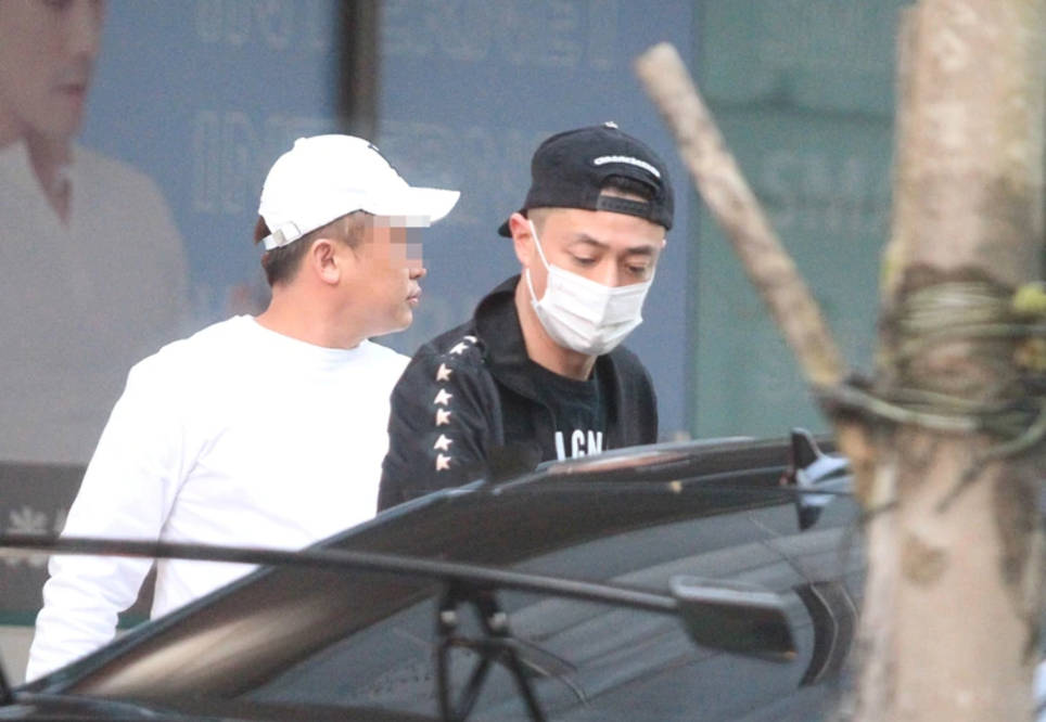 霍建华开豪车外出喝茶,反戴棒球帽霸气十足,经纪人透露复出条件