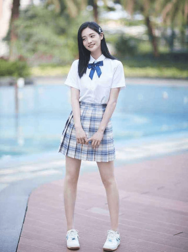 周洁琼穿jk制服好俏皮白色衬衫配格裙甜美感十足