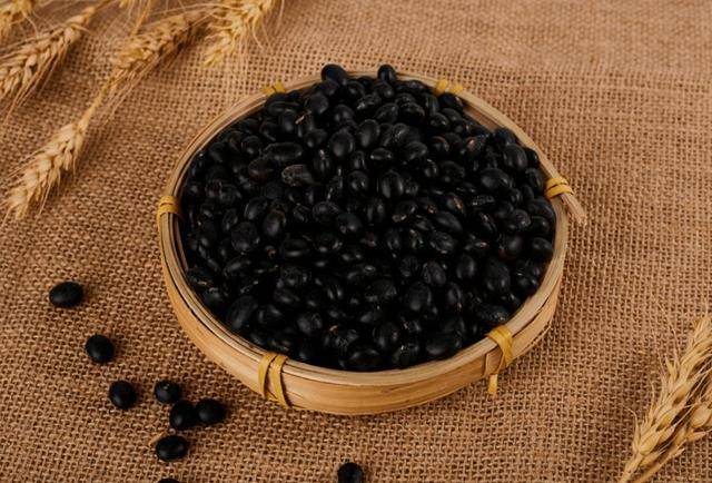 状态人体缺什么维生素会长白头发呢,如何防止白发出现?看完就明白了