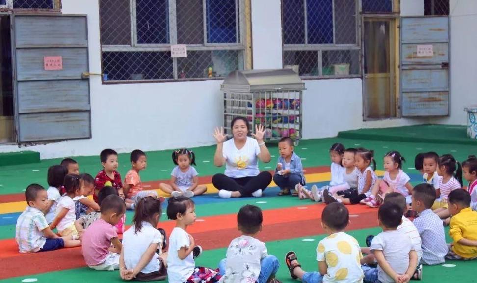 带着|幼儿园园长透露：那些上幼儿园不哭不闹的孩子，多来自这3种家庭