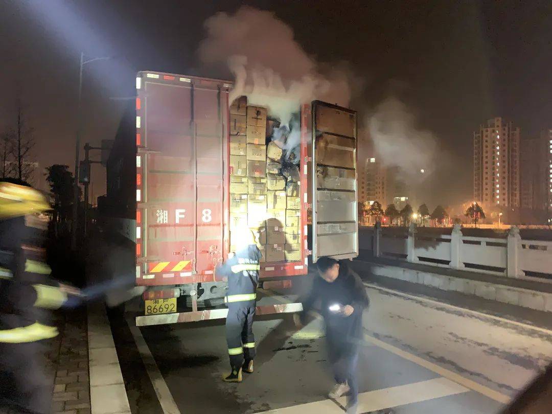 馋哭了！湖南一满载辣条货车起火，消防员边救援边流“泪”