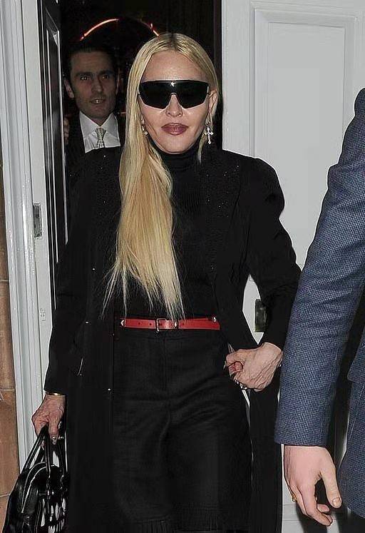 黑色 63岁麦当娜怎么老成这样了！生图曝光变硅胶脸，青筋突兀似枯树皮