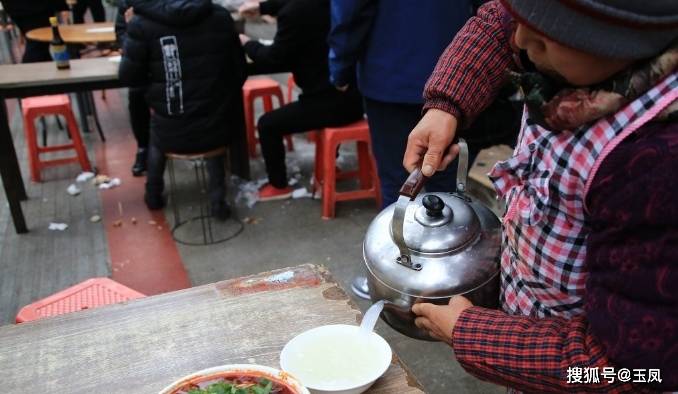 很漂亮|这家早餐牛肉面门前的队伍太壮观了，看得我口水直流