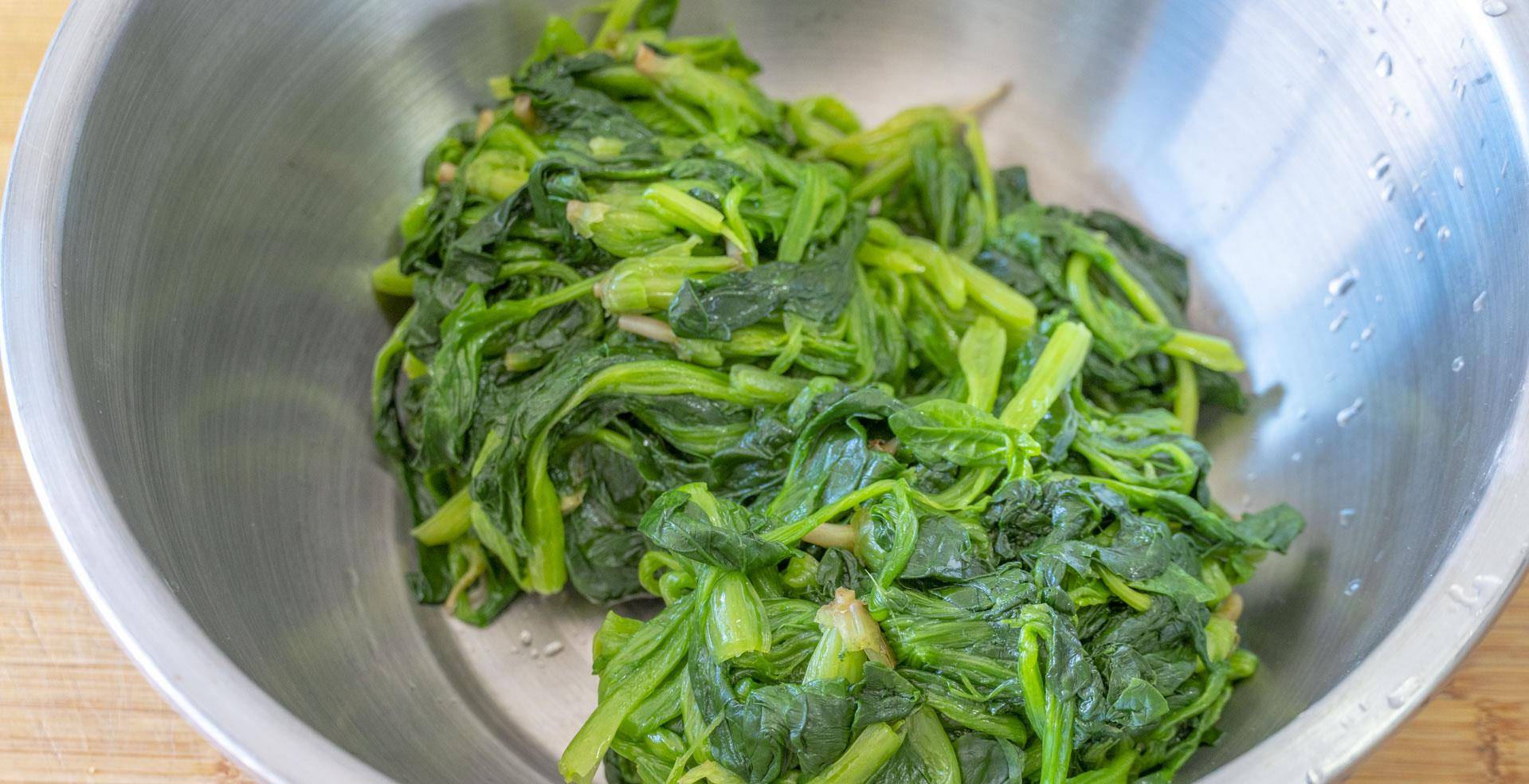 加入适量|爱美的女人，建议多吃“4红3黑2绿”，含铁量高，春季常吃气色好