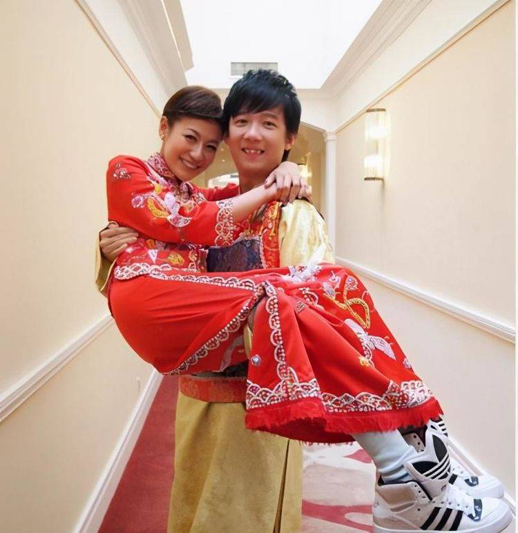 原创一首歌红了14年花百万换掉烂牙却无人识消失的阿牛去哪了