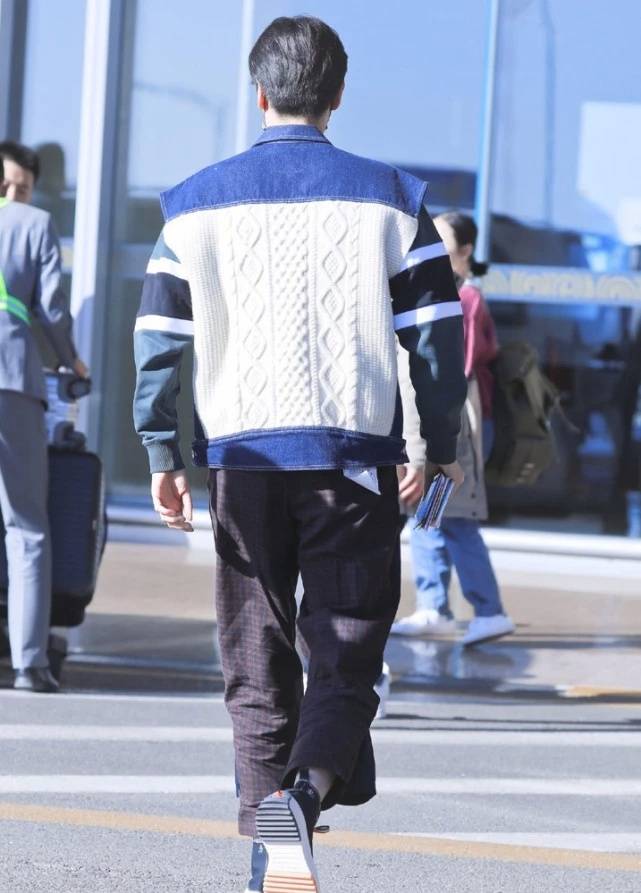 原创胡一天咋想的西裤外面套牛仔看背影我还以为只有170