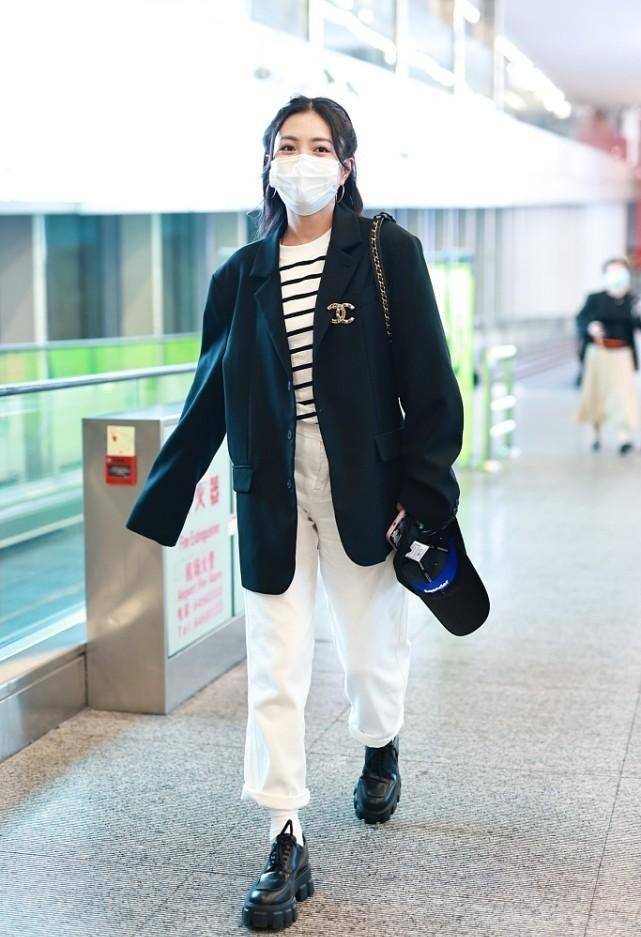 白卫衣 包文婧的私服造型还挺时髦，上身穿得很可爱，搭条丝袜却挺女人的