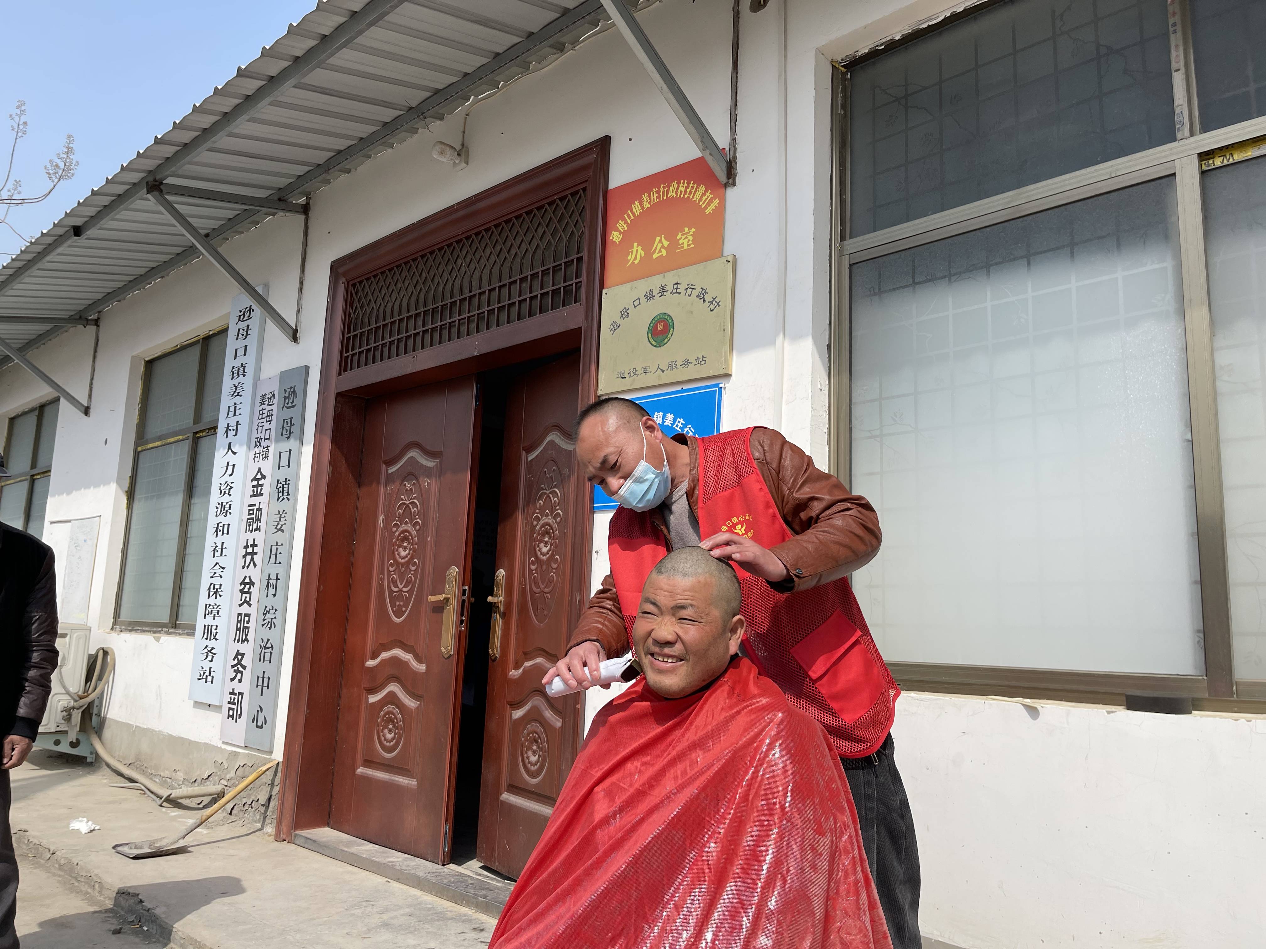 太康县逊母口镇组织开展"情系雷锋月 志愿伴我行" 志愿服务活动