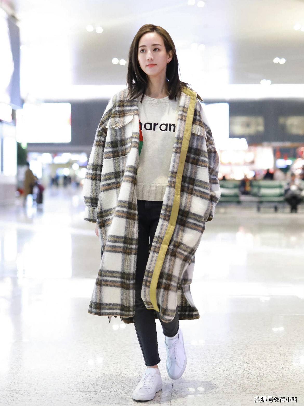 颜色 “张钧甯”的私服穿搭真时髦，穿格纹外套配卫衣，直接照穿也洋气