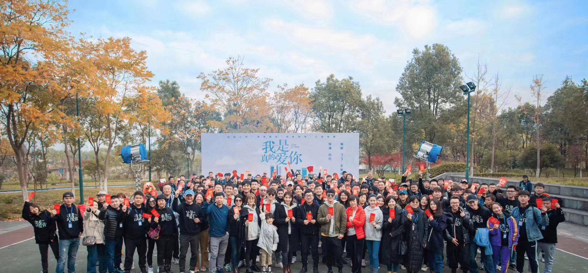 刘涛再演职场精英，大衣配短靴有点土，同框小6岁纯妃气质太出众封面图