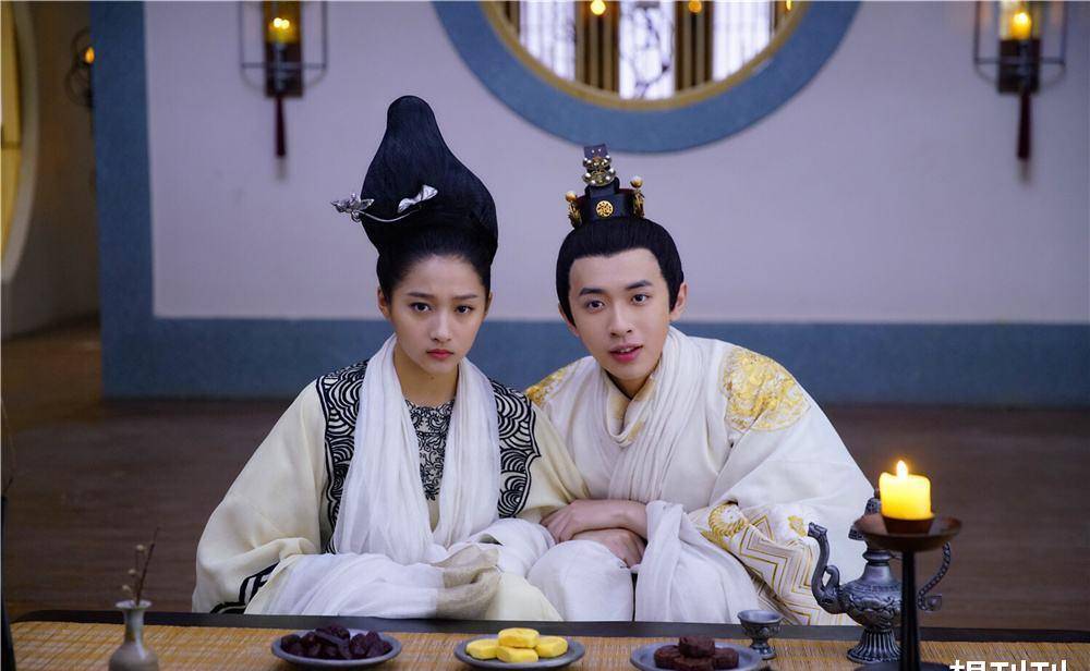 单眼皮内娱最假双眼皮PK，就差割到脑门了，生怕别人看不出是割的？