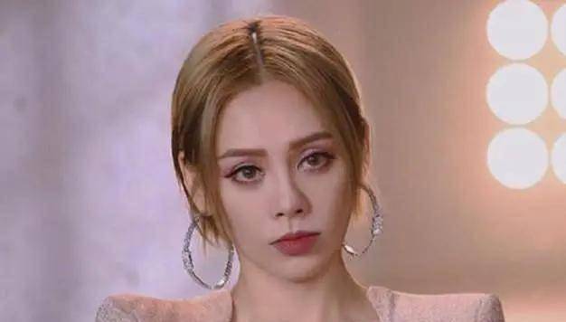 宁静|C位成团后的宁静，在机场被团宠了