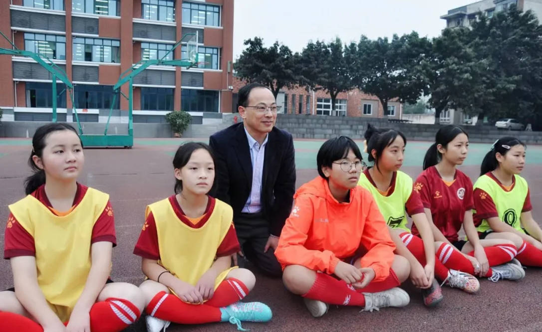 少年中国｜只三年，这群热爱足球的校长走出一条女足带动男足的创新路