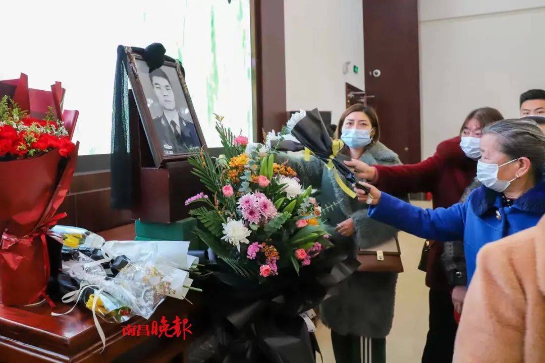杨敏的母亲摸着儿子的遗像泣不成声网友也纷纷留言表达对英雄的致敬!