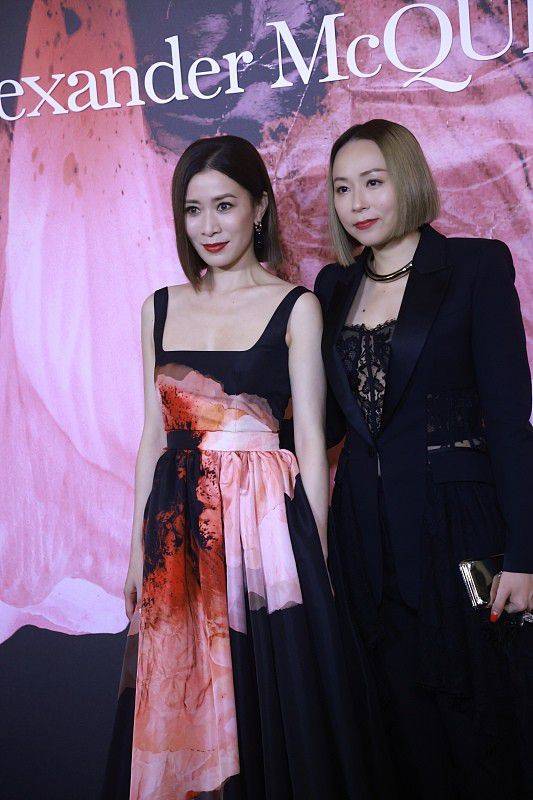 身材 佘诗曼穿吊带裙的样子好年轻,身材颜值都不错,举止真有女人味