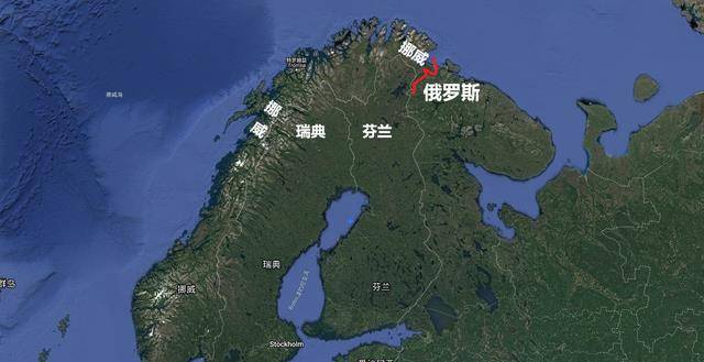 从地图上看,挪威位于斯堪的纳维亚半岛最西部,国土南北狭长,与东边的