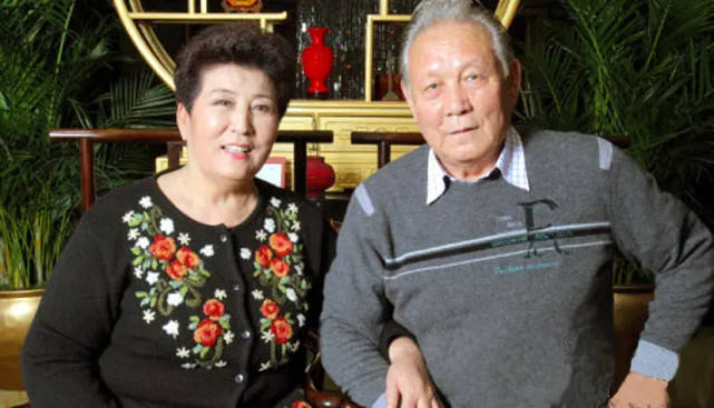 原创德德玛脑淤血住院丈夫却笑着嚼口香糖德德玛被气哭真相很感人