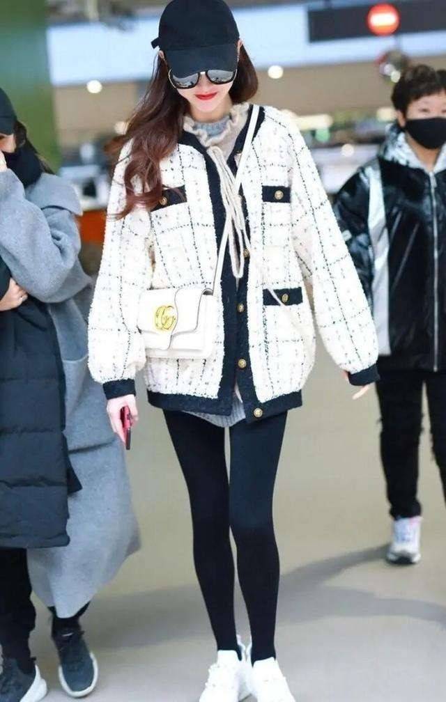 风潮 唐嫣引领复古风潮，小香风搭配西裤时髦又显高，早春照着穿准没错