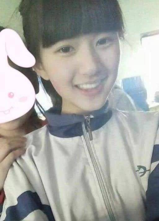 假发肉脸塌鼻梁却一直都露额头,当看到有刘海的赵露思,网友喊着恋爱了!