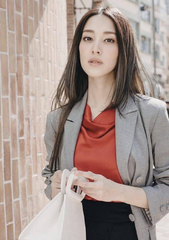 十亿千金陈凯琳太任性,不顾反对嫁给大22岁郑嘉颖,婚后很幸福_外套