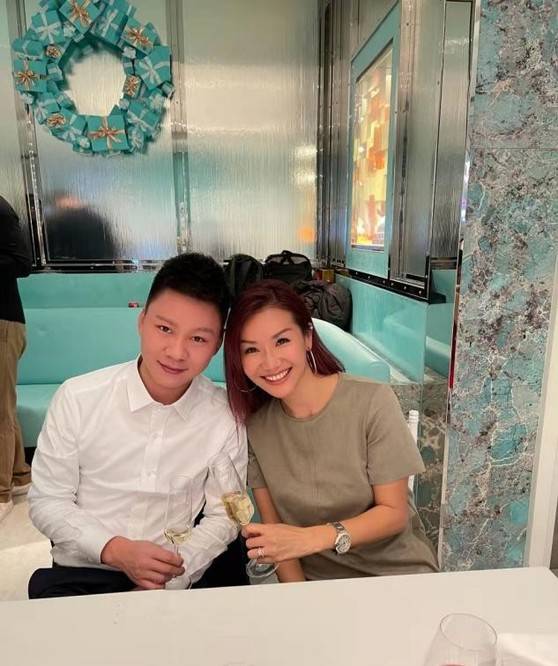 浅绿色 高曙光随富婆妻子赴宴！西装革履穿成男保镖，老婆强大气场盖过他