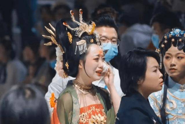 除了让人一眼惊艳的汉服小姐姐之外,其他模特也非常优秀.