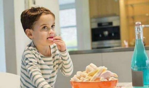 黑心|7岁男孩肚子疼，胃里发现一团“胶”，有些“营养零食”太坑娃