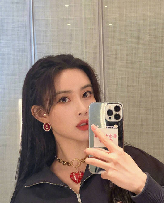 孟子义晒照清纯甜美似初恋五官精致惹人爱眼神撩人太圈粉