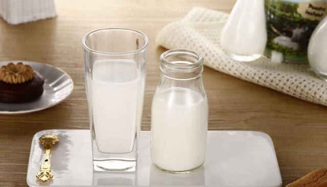 人体|牛奶全是防腐剂,不仅有毒还致癌?医生:这4种“假牛奶”早扔