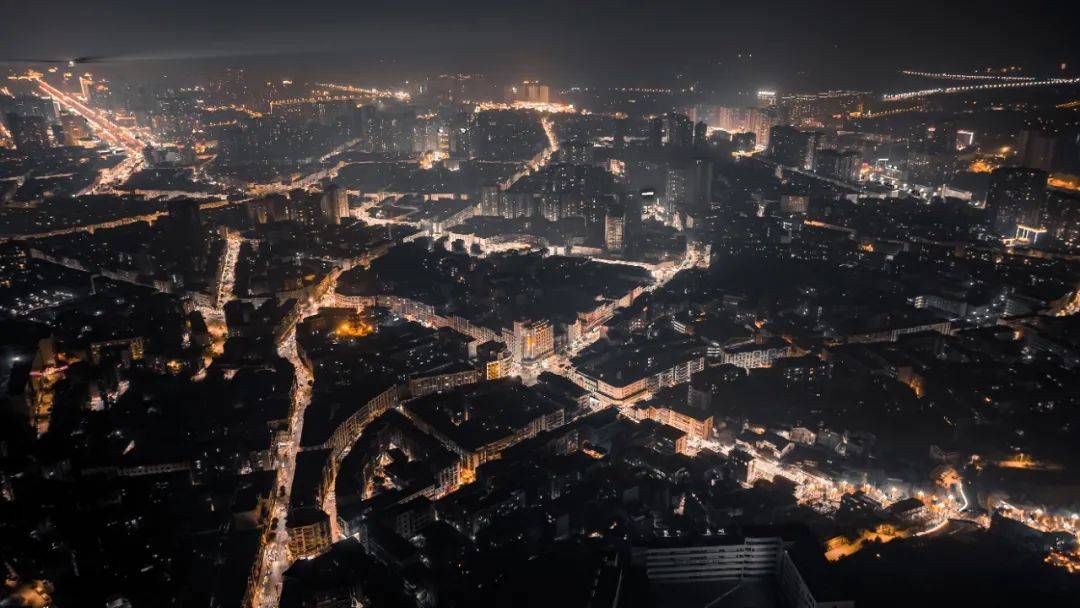 高楼林立犹如点亮夜空的焰火黑色与金色的融合刚柔相济仁寿的夜便开始