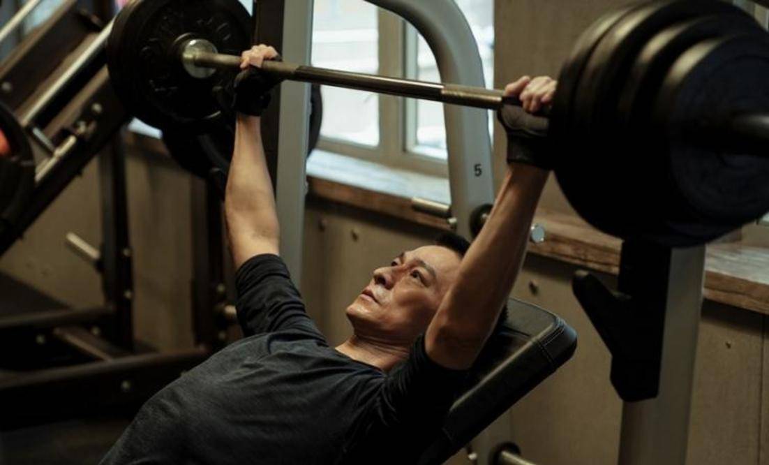 60岁刘德华现身街头酷劲十足大佬范儿太过消瘦身材像缩水了一般