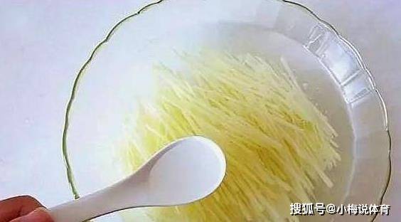美食|土豆丝千万不能只泡水，难怪总是会粘锅，炒出来又黑又软不好吃
