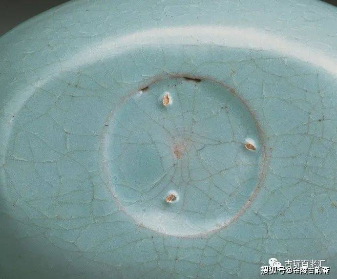 瓷器标本及比较可以看出,东沟窑址出土的器物与汝窑器物差别较大,目前