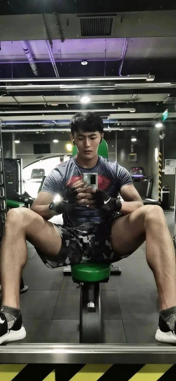 原创中戏毕业的硬汉演员阳光俊朗英气逼人一身腱子肉羡煞旁人