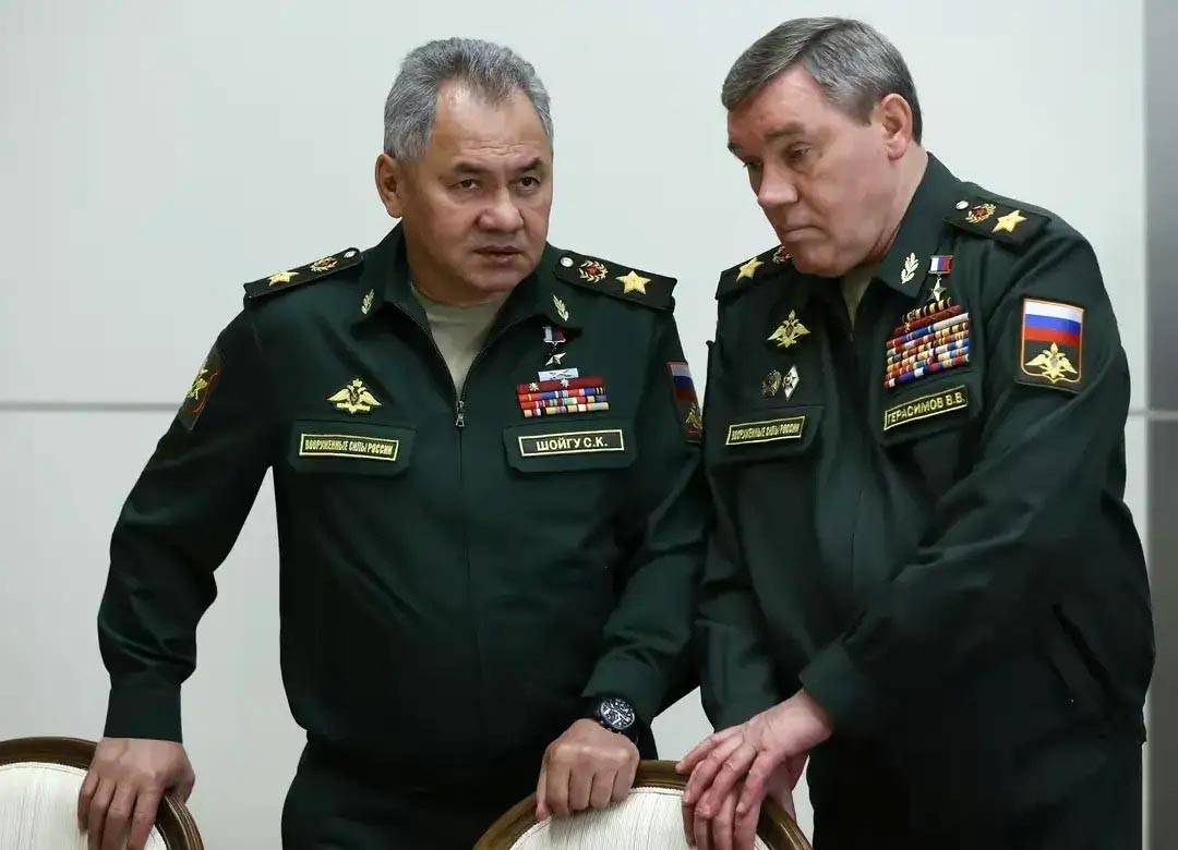 俄军勤务服的领花大有玄机,等级森严,国防部长最高贵_标志_俄罗斯国防