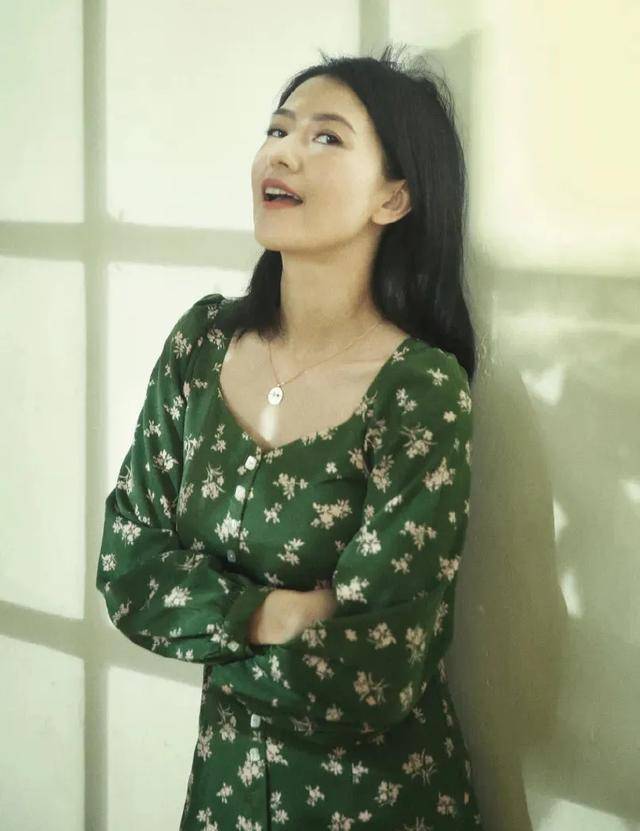 小孩高圆圆清纯可不是靠包装的，生了娃还这么好看，素颜一点不差