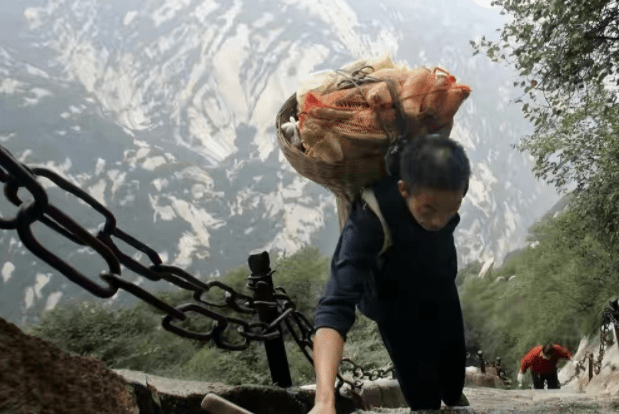 何天武华山独臂挑夫背100斤货物坚持十年只为家的信念
