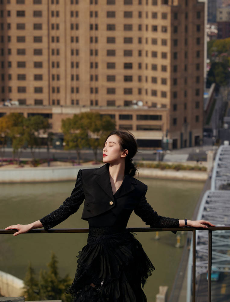 唯美 刘诗诗的两套黑色造型，同样是优雅的“裙装”穿搭，但长裙更唯美