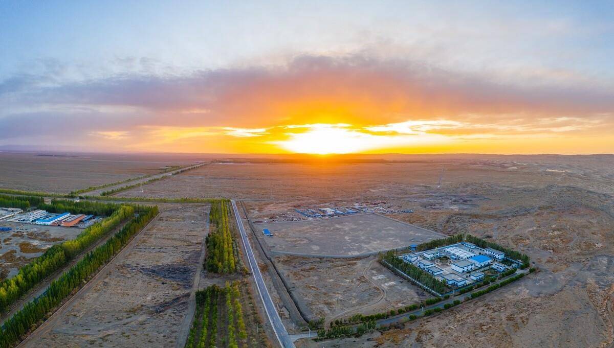 坎儿井俯视图长城,京杭大运河,坎儿井被称为我国古