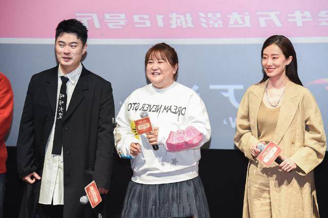 显得 贾玲又胖了，却还穿这么宽松，把百褶裙都挤得满满，女生瘦点更好