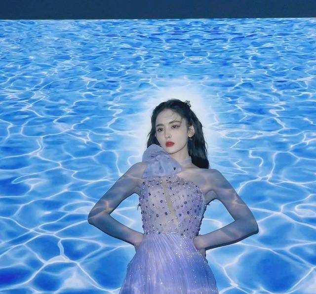 活动古力娜扎就像海中的美人鱼，直播的真实面目令网友惊叹
