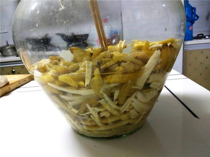 下面就和朋友们分享家里用了几十年的春笋储存方法,爽脆可口_竹笋