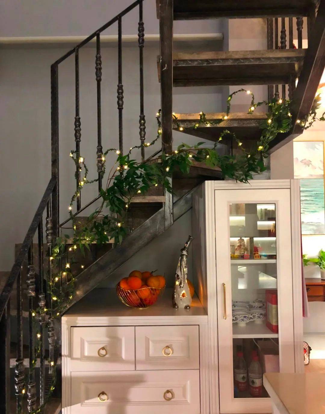 通上天台的回型铁艺楼梯通上天台,楼梯下方放进高低柜,巧妙地利用了