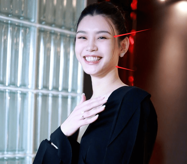 因为奚梦瑶二胎产后复出状态堪忧！为证身材领口大开，脸部却浮肿难消