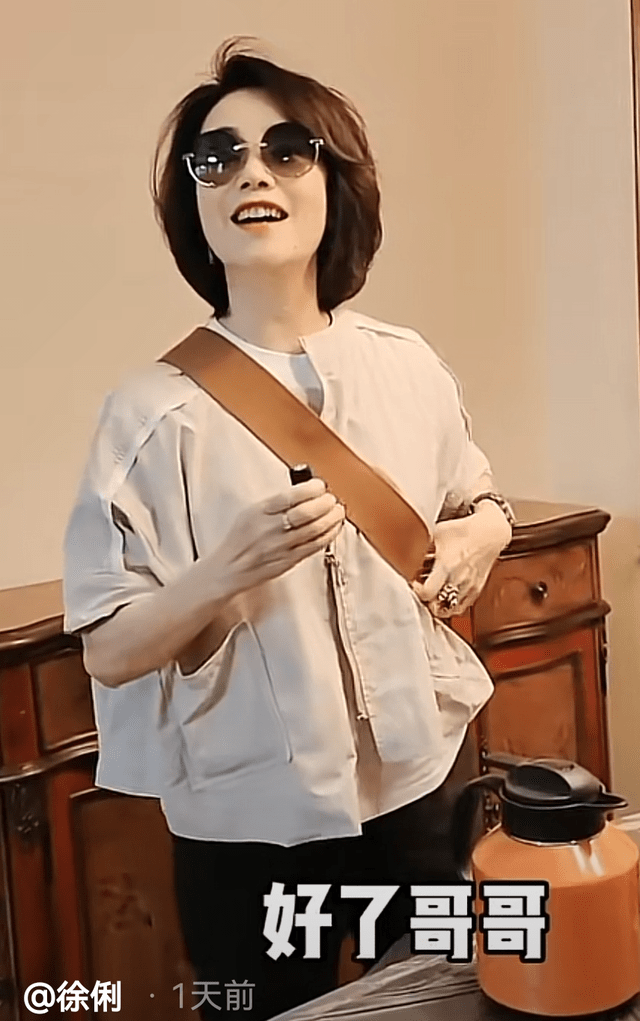 前央视主播徐俐退休后自驾游,一个包值一万,60岁还管丈夫叫哥哥_婆婆_气色_老人家