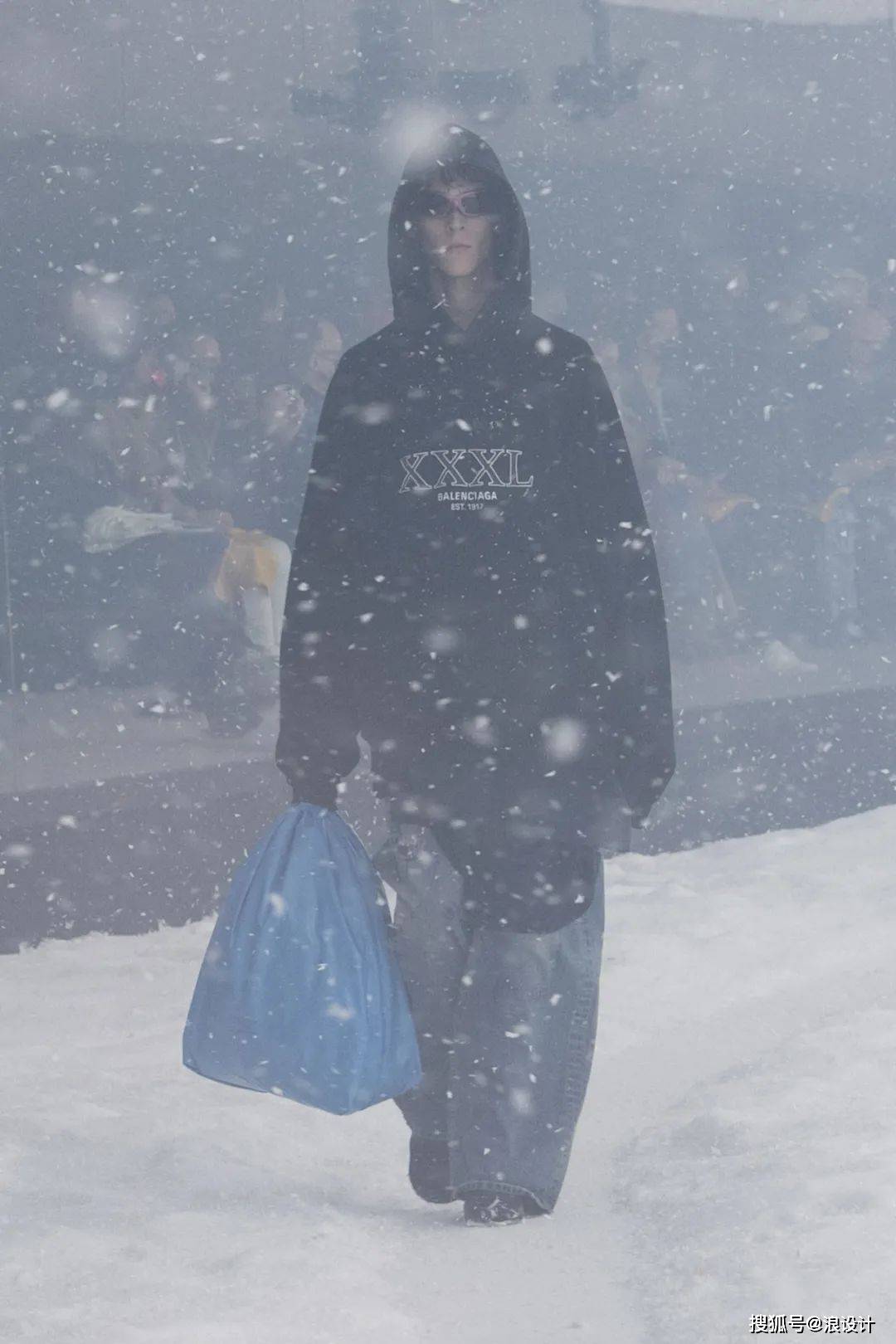 极端 巴黎最“疯狂”的一场秀，Balenciaga还原出极端气候变化下的末日景象！