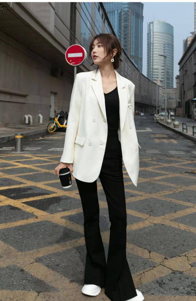 内搭酷感十足衬衫和黑色裤子,将女人们身上的那种中性美发挥到极致