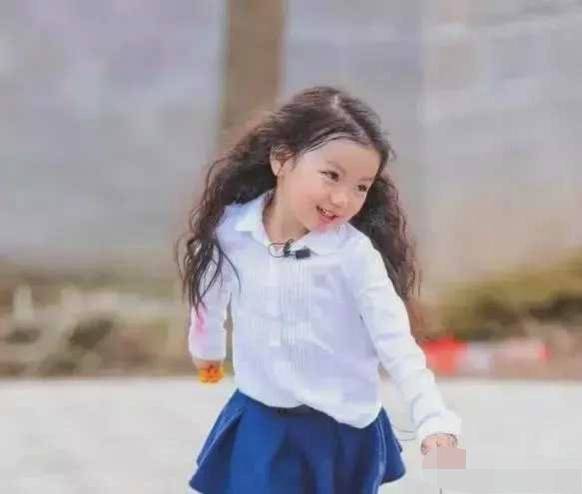 八卦爆料|阿拉蕾：4岁赚钱养弟弟，在没爱的环境带泪成长，懂事得让人心疼！